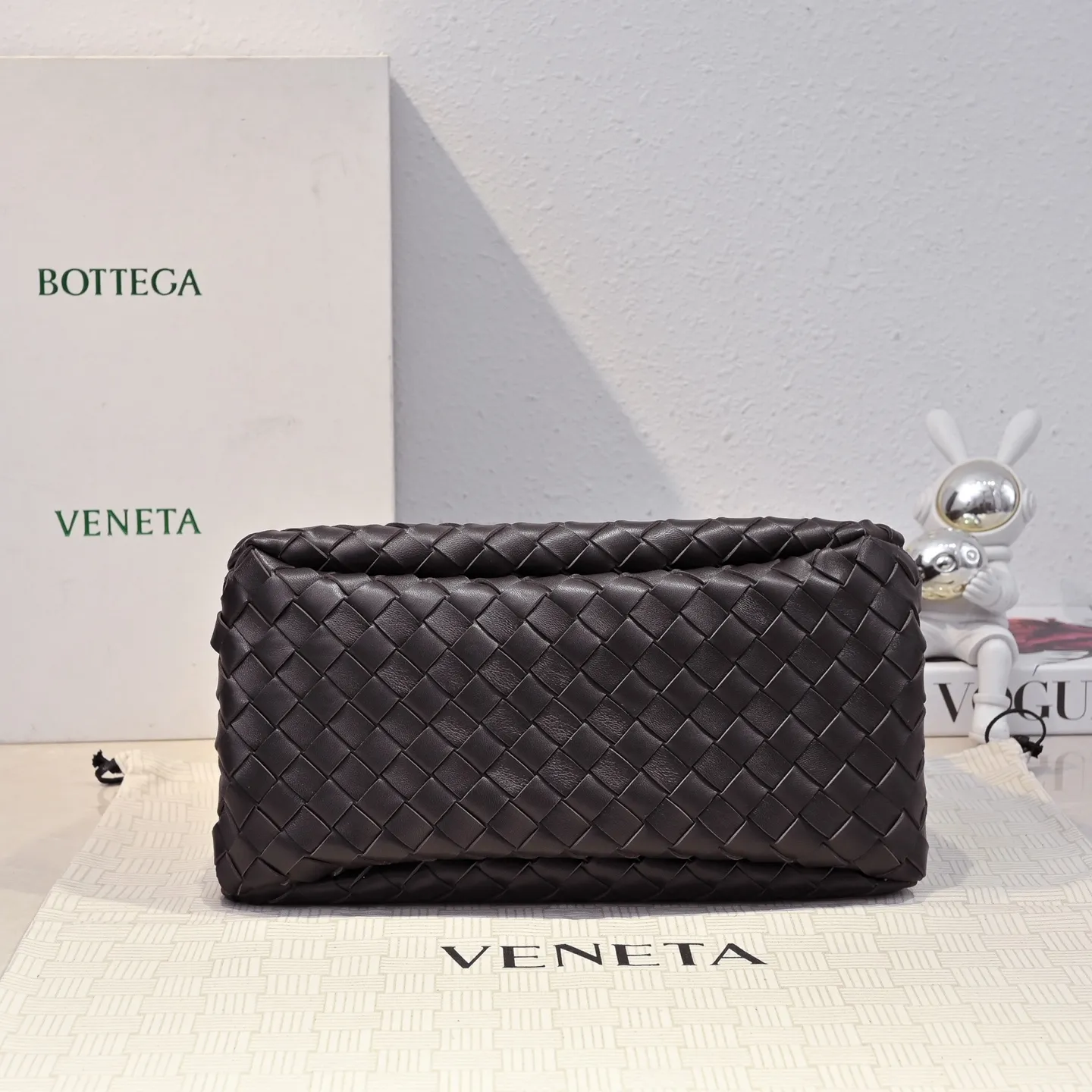 Batch 2160 new products are coming! BOTTEGA VENETA Bottega Veneta's 2025 new Campana shoulder bag is on the market~ First of all, I would like to praise the weight of this bag. As a not too small bag, it is very light for daily use. For people like me who need to carry a lot of belongings when going out, this advantage is great, and it greatly reduces the burden of traveling. 🛍️The shape is a bit like a combination of parachute and jodie. The blunt triangle shape is cute and honest. Carrying it on your back when going shopping is a good mood accelerator. The handles and body of the bag are both classic weaves. A tie is added to the original open design. If it is not tied up, the bag will look like a small vegetable basket when carried. Style number: 4249 Size: 33*20*16.5cm